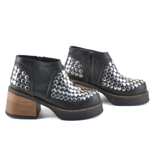 Botineta con Tachas Ricky Cuero