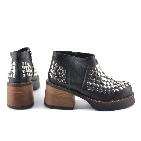 Botineta con Tachas Ricky Cuero